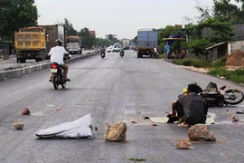 Va phải hòn đá, nam thanh niên ngã xuống đường bị xe container cán tử vong