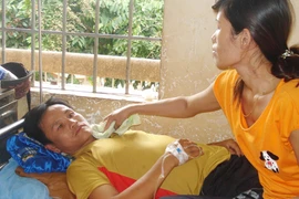 Uống rượu tiết trăn, 8 người nhập viện cấp cứu