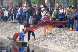 Bị tâm thần, chồng vẫy tay chào vợ rồi đi thẳng xuống... hồ