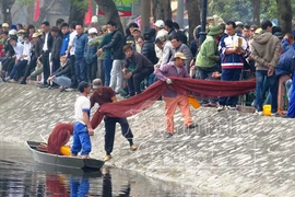 Bị tâm thần, chồng vẫy tay chào vợ rồi đi thẳng xuống... hồ