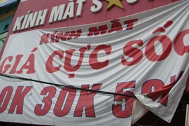 Coi chừng hỏng mắt với kính "hàng hiệu" giá 20.000đ