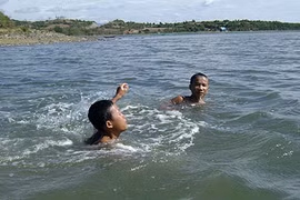 Rủ nhau đi tắm biển, 2 học sinh đuối nước thương tâm tại Cửa Lò