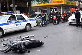 Lái xe Mercedes gây tai nạn liên hoàn rồi khóc như đứa trẻ