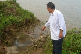 Xác nam thanh niên đang phân hủy trên sông Hồng