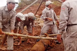 Phát hiện, xử lý 2 quả bom “khủng” phát lộ sau lũ