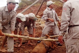 Phát hiện, xử lý 2 quả bom “khủng” phát lộ sau lũ