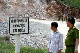 Bắt 2 đối tượng đột nhập khu vực quân sự khai thác đá