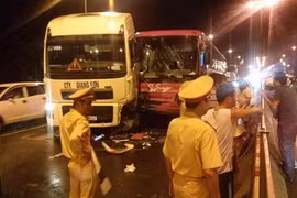 Xe khách "dính chặt" xe tải trên cầu Thăng Long