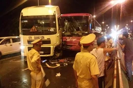 Xe khách "dính chặt" xe tải trên cầu Thăng Long