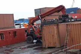 Một lao động bị container đè chết