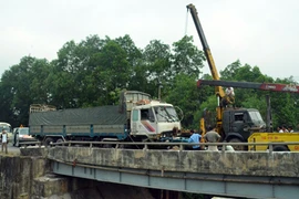 Xe tải "ủi" nát thành cầu, kẹt xe hàng km