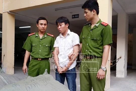 Lấy trộm 19 kiện quần áo "SIDA" đem bán để trả thù tình!?