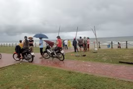 Trên đường đi chợ về một bà cụ bị sét đánh chết