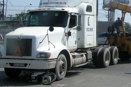 Kinh hoàng container kéo lê xe máy, cán chết người đàn ông 