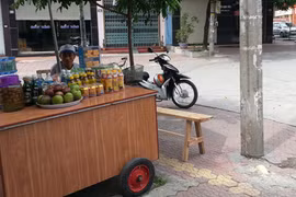 Thanh niên ngáo đá cầm dao xông vào trụ sở, cướp súng