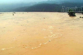 Hà Tĩnh: Vỡ bờ kè, hơn 300 hộ dân ngập chìm trong nước