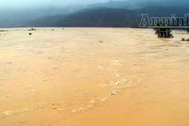 Hà Tĩnh: Vỡ bờ kè, hơn 300 hộ dân ngập chìm trong nước