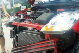 Xe ô tô đối đầu, nổ lốp, 10 hành khách may mắn thoát nạn