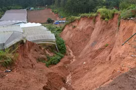 Hà Giang: Sạt lở vùi lấp 6 người lớn và 1 trẻ em