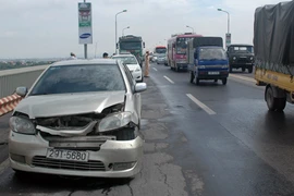 Taxi vượt ẩu gây tai nạn liên hoàn trên cầu Thăng Long