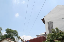 Sửa mái nhà, một thanh niên bị điện giật tử vong