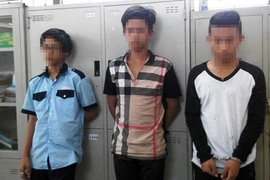 Dọa chặt tay học sinh lớp dưới để ép "cống" tiền