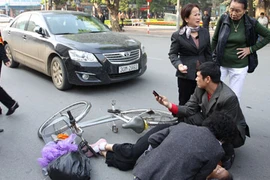 Va chạm giữa ô tô và xe đạp khiến 1 cụ già nguy kịch