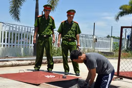 3 nhân viên bán xăng dầu hút trộm dầu