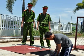 3 nhân viên bán xăng dầu hút trộm dầu