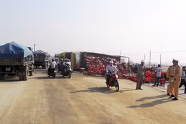 Xe tải bị lật, hàng trăm két bia tràn xuống đường