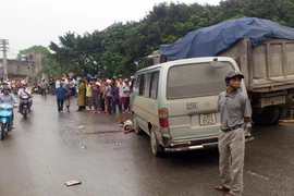 Xe máy chở 3, không mũ bảo hiểm lao đầu vào xe khách, 1 người chết thảm