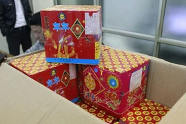 Một phụ nữ vận chuyển pháo lậu bị bắt giữ