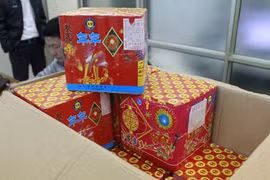 Một phụ nữ vận chuyển pháo lậu bị bắt giữ