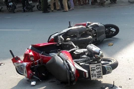 Xe máy đối đầu, hai người nguy kịch