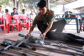 Phát hiện nhiều dụng cụ chế tạo súng bắn hơi cồn