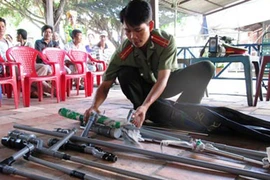 Phát hiện nhiều dụng cụ chế tạo súng bắn hơi cồn