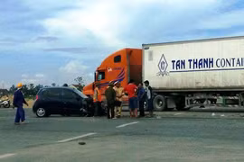 Xe 4 chỗ đâm ngang container, túi khí cứu mạng lái xe