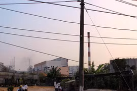 Xe cẩu bị điện “giật” bốc cháy, tài xế tử vong