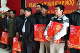 Hợp tác xã Thành Công tặng quà Tết các nạn nhân bị chất độc da cam