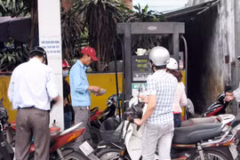 Thị trường "sốc" nặng khi giá xăng bất ngờ tăng cao