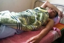 Lật xe chở đoàn văn công, 5 người bị thương