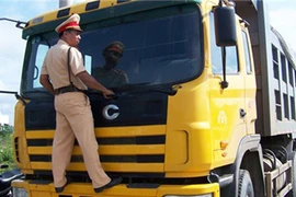 Dùng thanh sắt vụt CSGT khi xe vi phạm