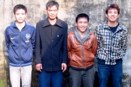 Đang lấy lời khai, "con bạc" dùng gạch đánh Công an 