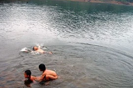 Sảy chân xuống hồ, một học sinh lớp 4 đuối nước thương tâm