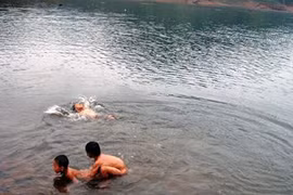 Sảy chân xuống hồ, một học sinh lớp 4 đuối nước thương tâm