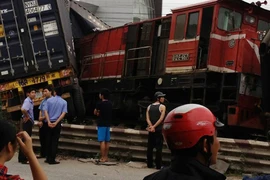 Không đóng barie, tàu hỏa đâm vào xe container bị lật nghiêng