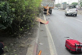 Nhặt va-ly giữa QL.1A, một phụ nữ chết thảm