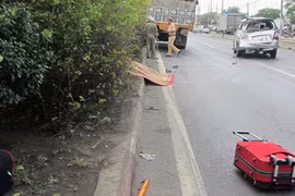 Nhặt va-ly giữa QL.1A, một phụ nữ chết thảm