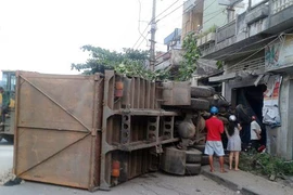 Xe tải ủi vào nhà dân, tài xế thoát chết