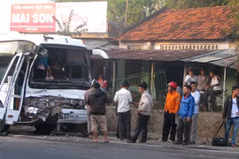 Xe khách đâm xe bồn, hàng chục hành khách hú vía